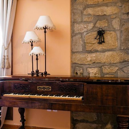 Apartamentos Vino Tinto Y Restaurante Tomate Rosa Adahuesca エクステリア 写真