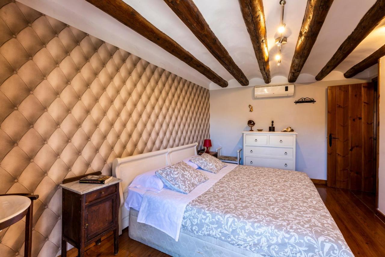 Apartamentos Vino Tinto Y Restaurante Tomate Rosa Adahuesca エクステリア 写真