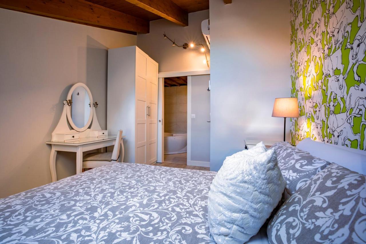 Apartamentos Vino Tinto Y Restaurante Tomate Rosa Adahuesca エクステリア 写真