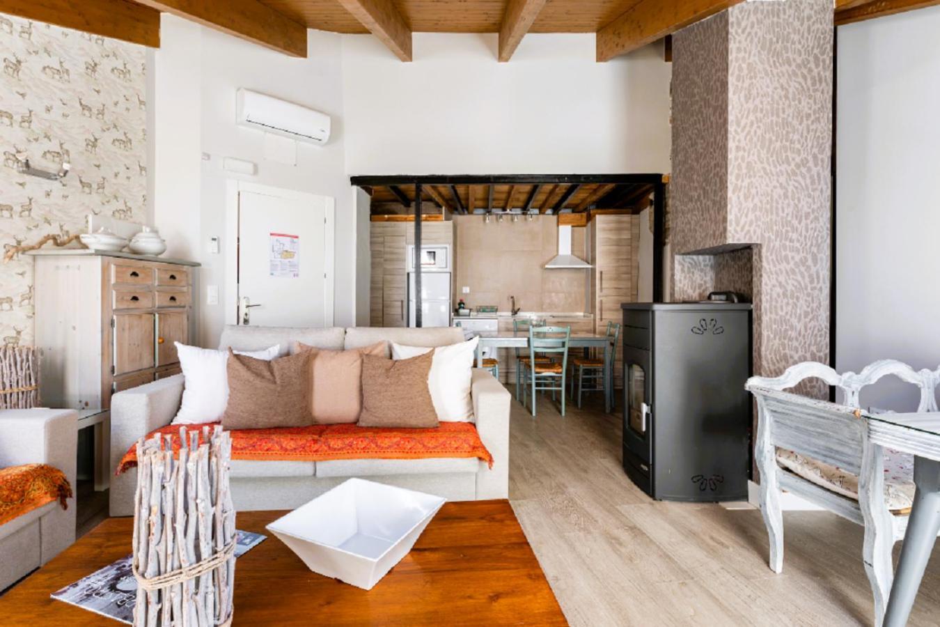 Apartamentos Vino Tinto Y Restaurante Tomate Rosa Adahuesca エクステリア 写真