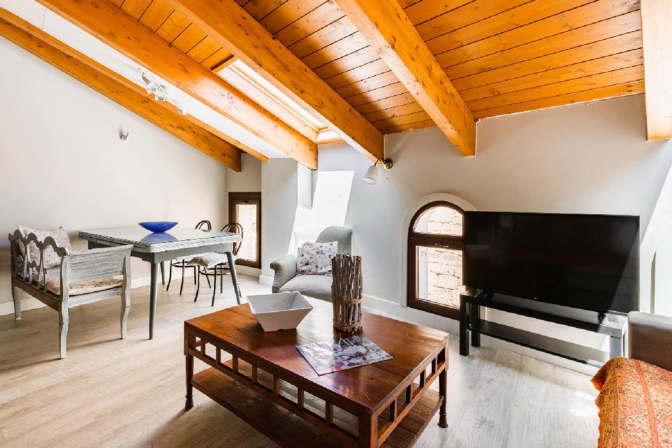 Apartamentos Vino Tinto Y Restaurante Tomate Rosa Adahuesca エクステリア 写真