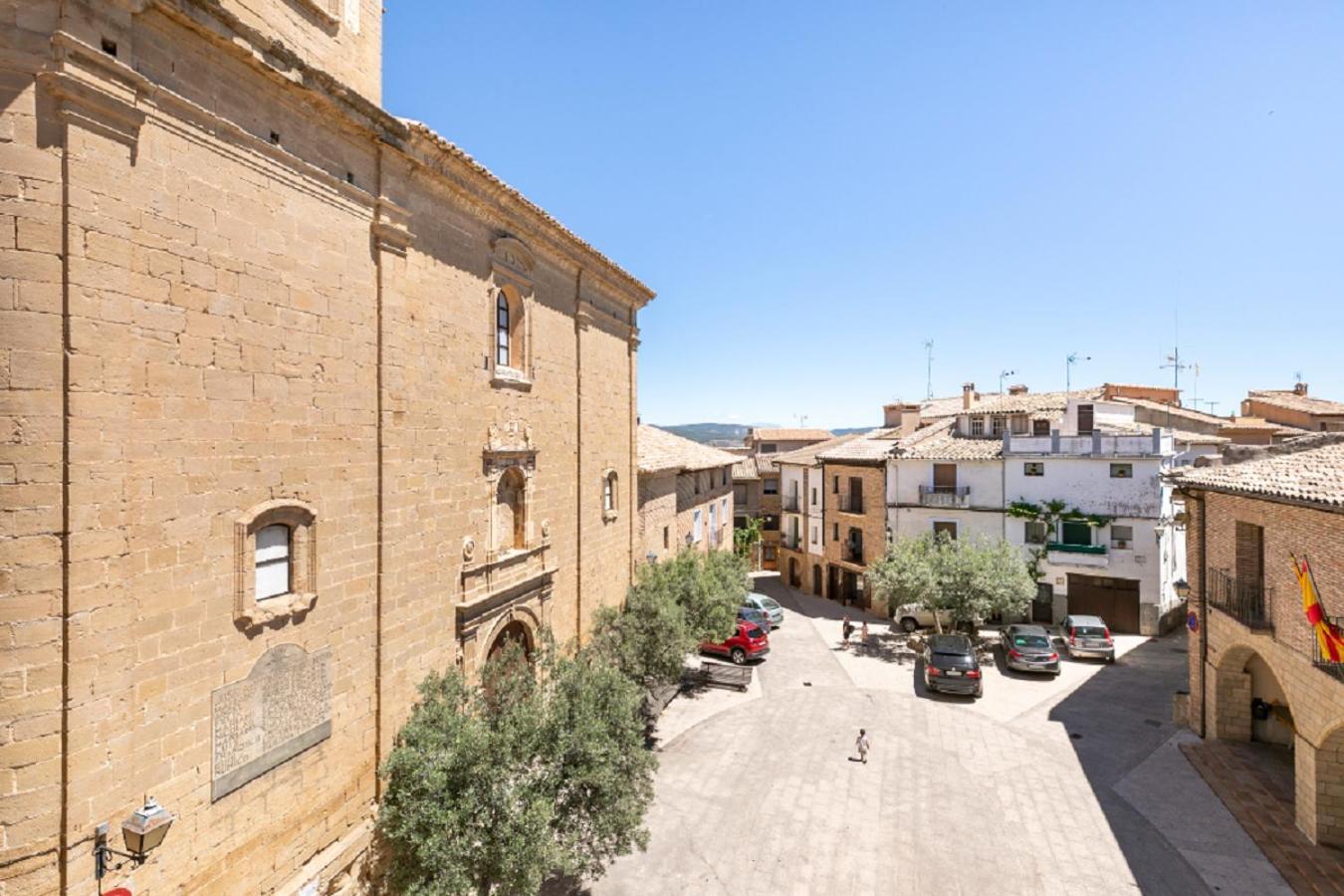 Apartamentos Vino Tinto Y Restaurante Tomate Rosa Adahuesca エクステリア 写真