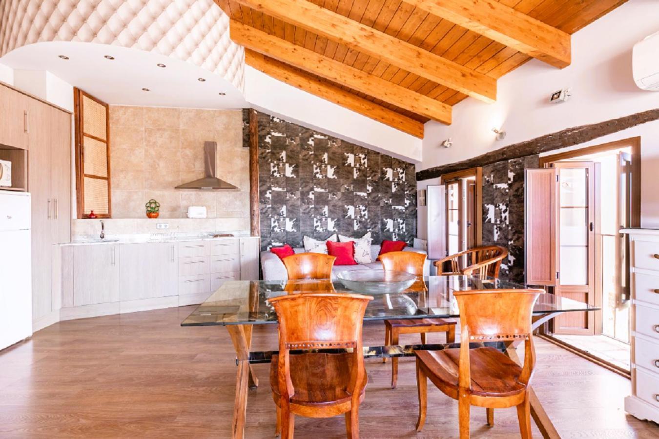 Apartamentos Vino Tinto Y Restaurante Tomate Rosa Adahuesca エクステリア 写真