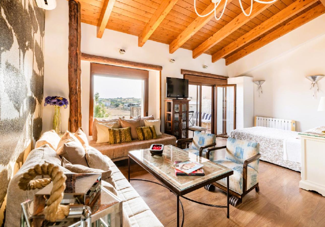 Apartamentos Vino Tinto Y Restaurante Tomate Rosa Adahuesca エクステリア 写真