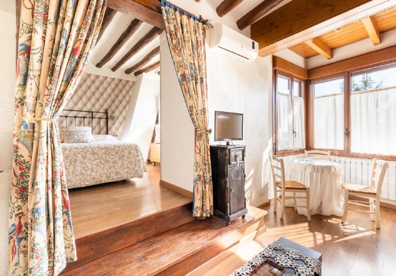 Apartamentos Vino Tinto Y Restaurante Tomate Rosa Adahuesca エクステリア 写真